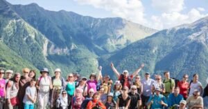 Groupe de randonneurs en Allemagne dans les montagnes lors d'un séjour durable