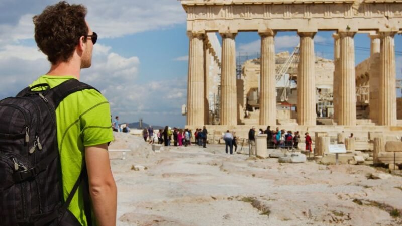 Touriste avec sac à dos observant le Parthénon à Athènes.