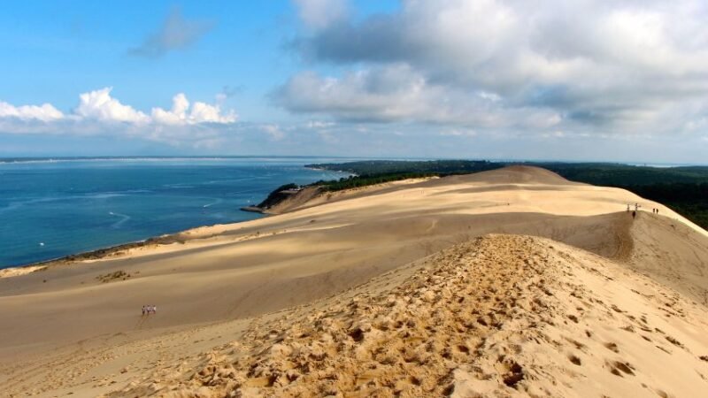 Vue panoramique sur la Dune du Pilat, plus haute dune d’Europe, surplombant l’océan Atlantique.